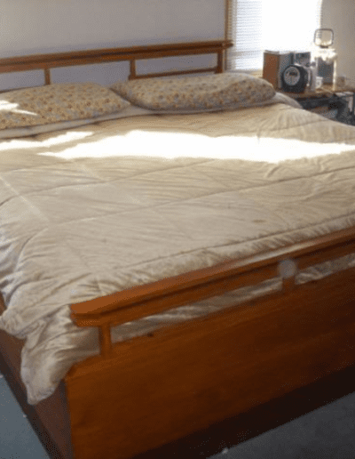 Low profile platform king size bed